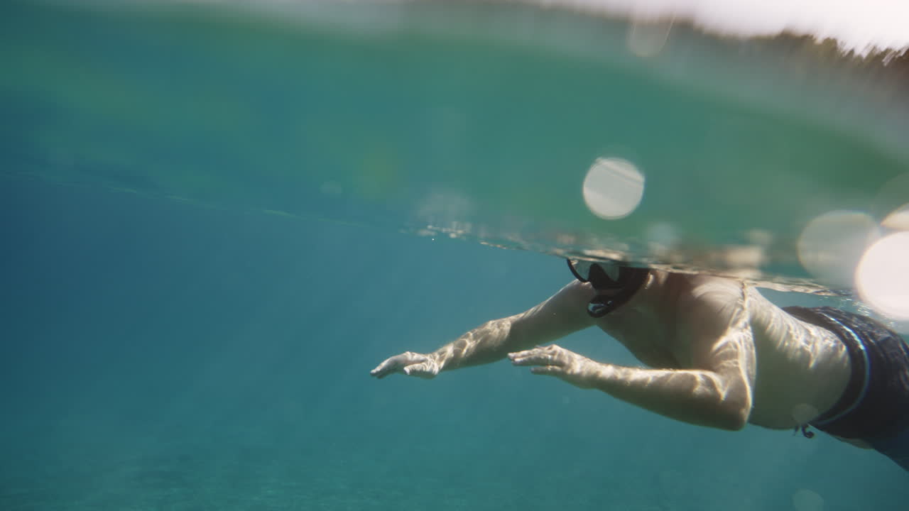 Uomo che fa snorkeling sott'acqua