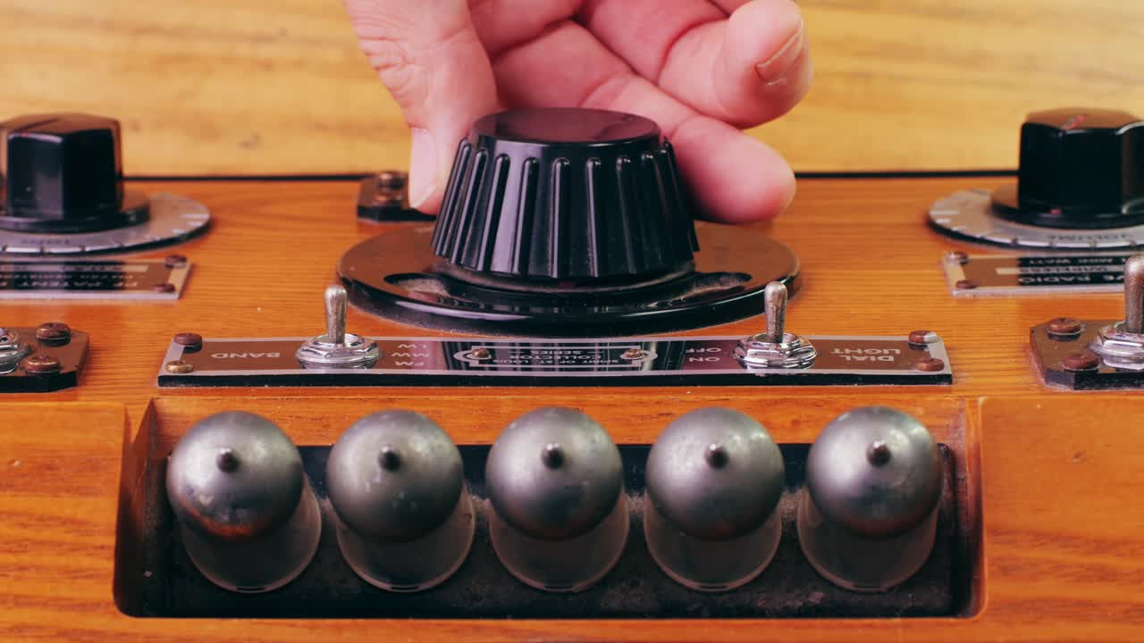 Old Retro AM FM Radio with tubes, Hand Changing stations , bulb vintage music player.