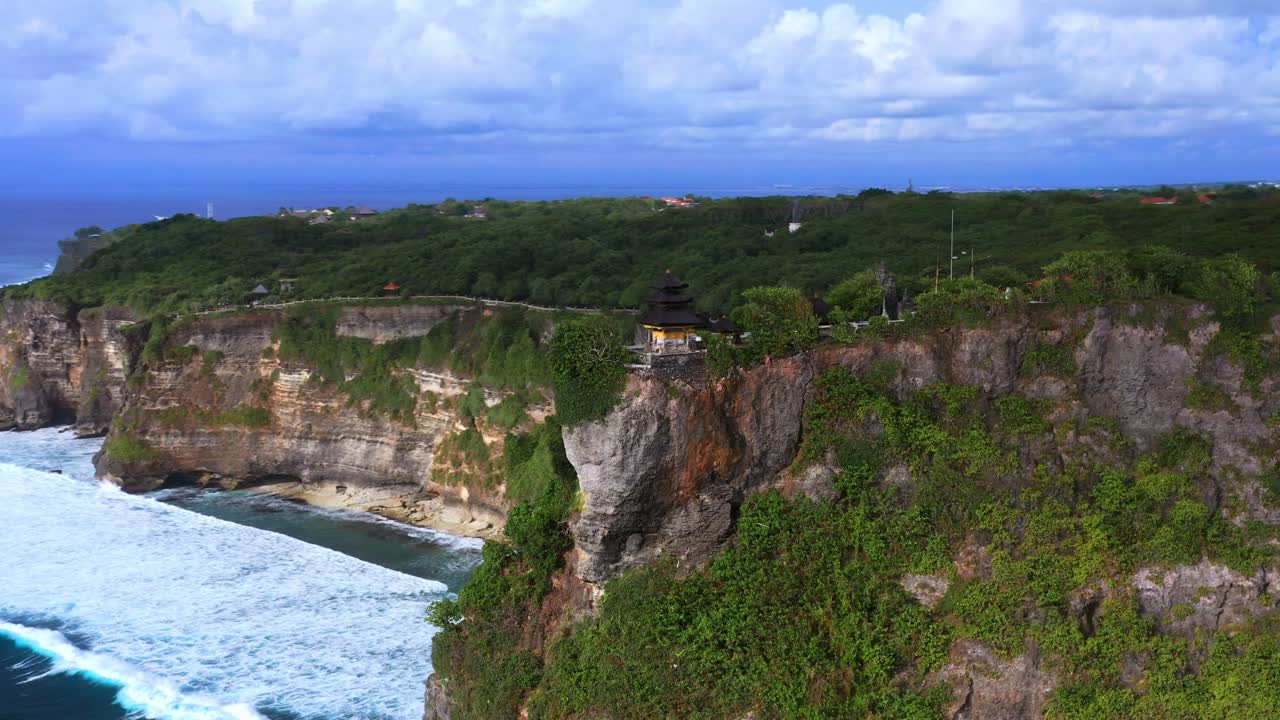 paisaje del templo de uluwatu en bali, indonesia - toma aérea de un dron