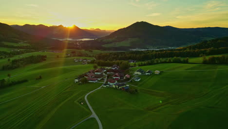 Luftdrohnenaufnahme-Einer-Kleinen-Stadt-In-Der-Nähe-Des-Attersees-Bei-Sonnenuntergang