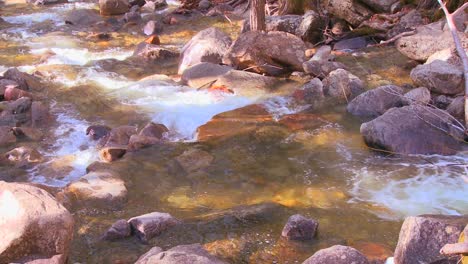 The-montaña-stream--flows-through-Yosemite-National-Park