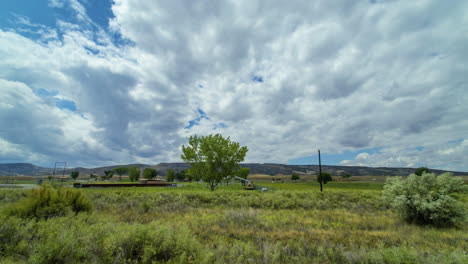 lapso de tiempo de grandes nubes del medio oeste tomadas de un tren detenido