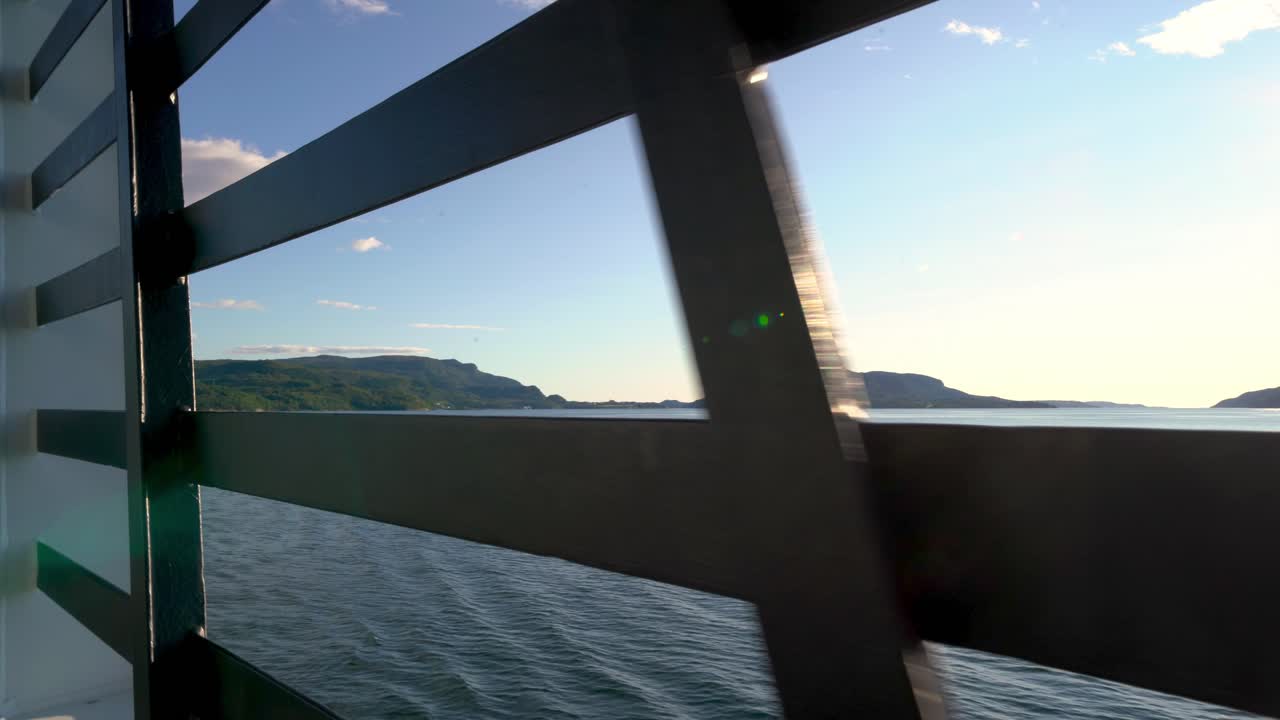 vista de los pasajeros desde la cubierta del vehículo y hacia mar abierto - hidra del ferry propulsado por hidrógeno a bordo desde norled cruzando hjelmeland hasta nesvik noruega - vista del día de verano a través de rejillas de acero
