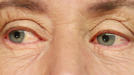 primer plano de los ojos de una persona de edad avanzada