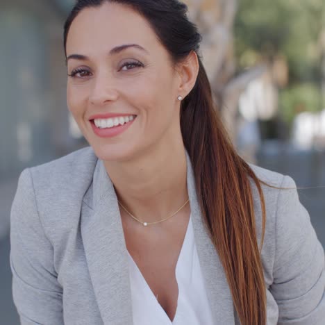 Elegante-Mujer-Joven-En-Un-Parque-Urbano