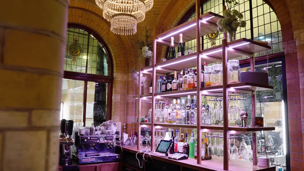 네덜란드 암스테르담 에 있는 우아 한  ⁇ 테일 바 카운터