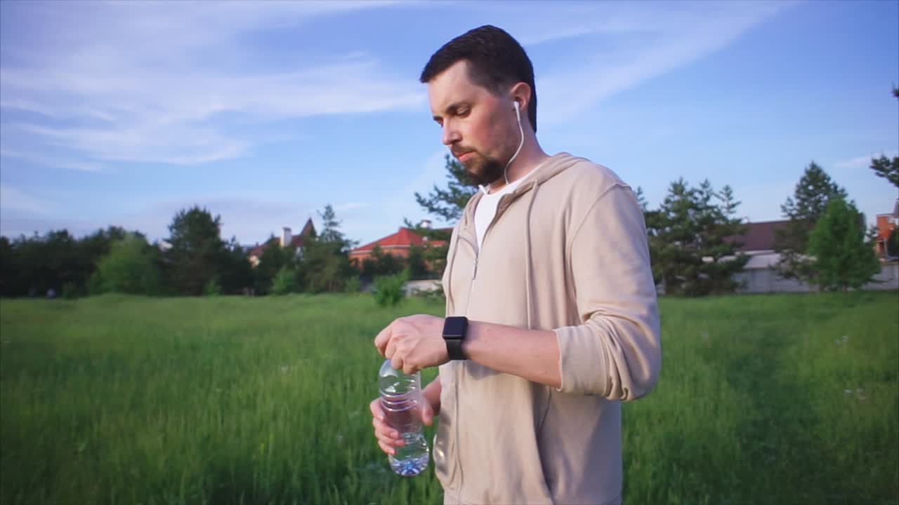 야외에서 물을 마시는 사람