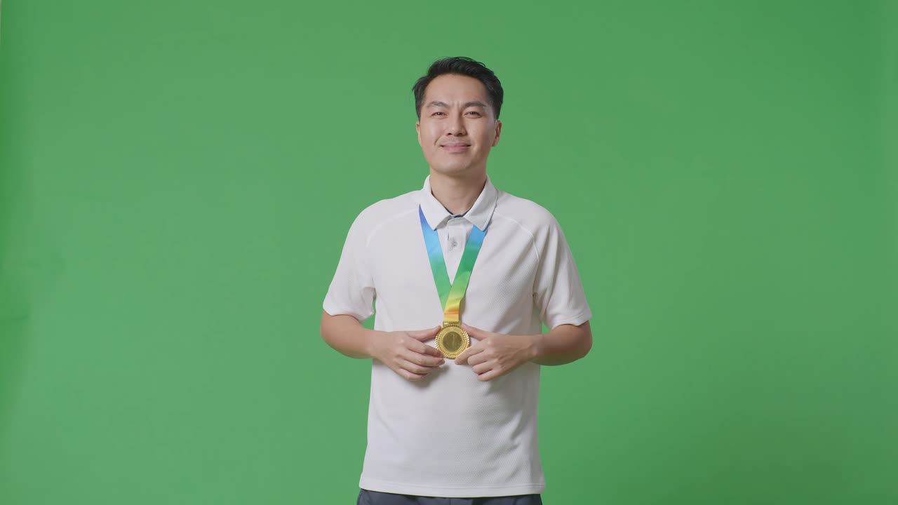 승리를 축하하는 남자