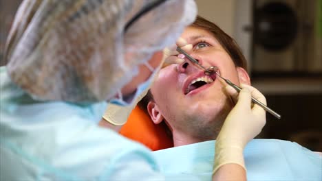 un dentista examinando los dientes de un paciente