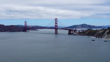 Imágenes-Aéreas-De-Drones-Del-Mundialmente-Famoso-Puente-Golden-Gate-De-San-Francisco---Cielo-Nublado-Y-Aguas-Y-Olas-Tranquilas-De-La-Bahía