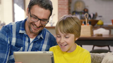 Vater-Und-Sohn-Mit-Tablet-PC-Auf-Der-Couch