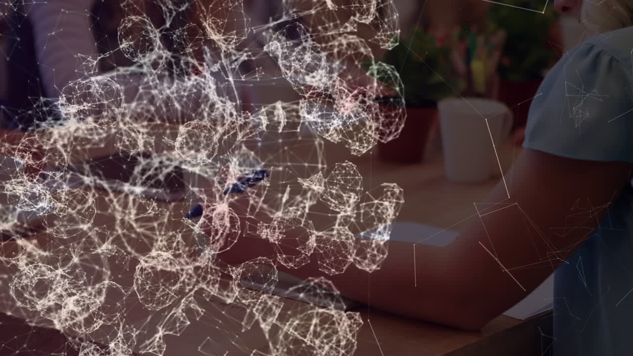 animación de formas sobre la escritura de una mujer de negocios caucásica