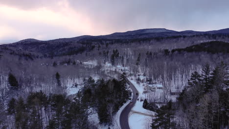 Los-Coches-Se-Cruzan-En-Una-Pequeña-Carretera-En-Las-Montañas-Nevadas-De-Vermont-Durante-La-Puesta-De-Sol