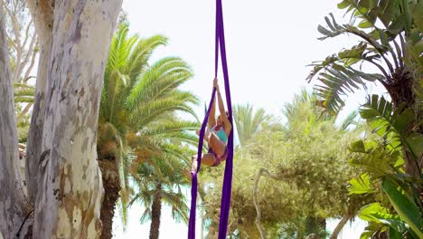 joven acrobática haciendo un baile exótico