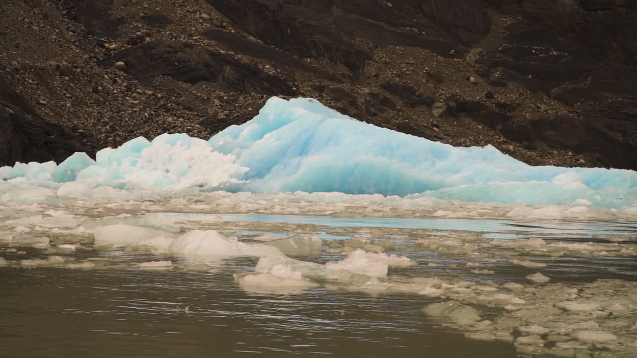 los icebergs en el lago grey, en el parque nacional de torres del paine