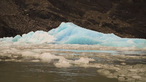 Icebergs-in-Lake-Grey,-in-Torres-del-Paine-National-Park