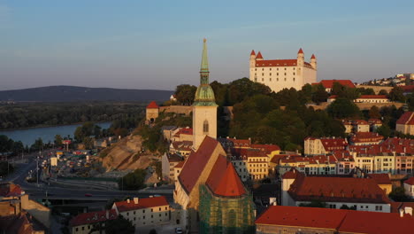 amplia toma de drones con la catedral de san martín en primer plano y el castillo de bratislava en el fondo en bratislava eslovaquia durante la hora dorada