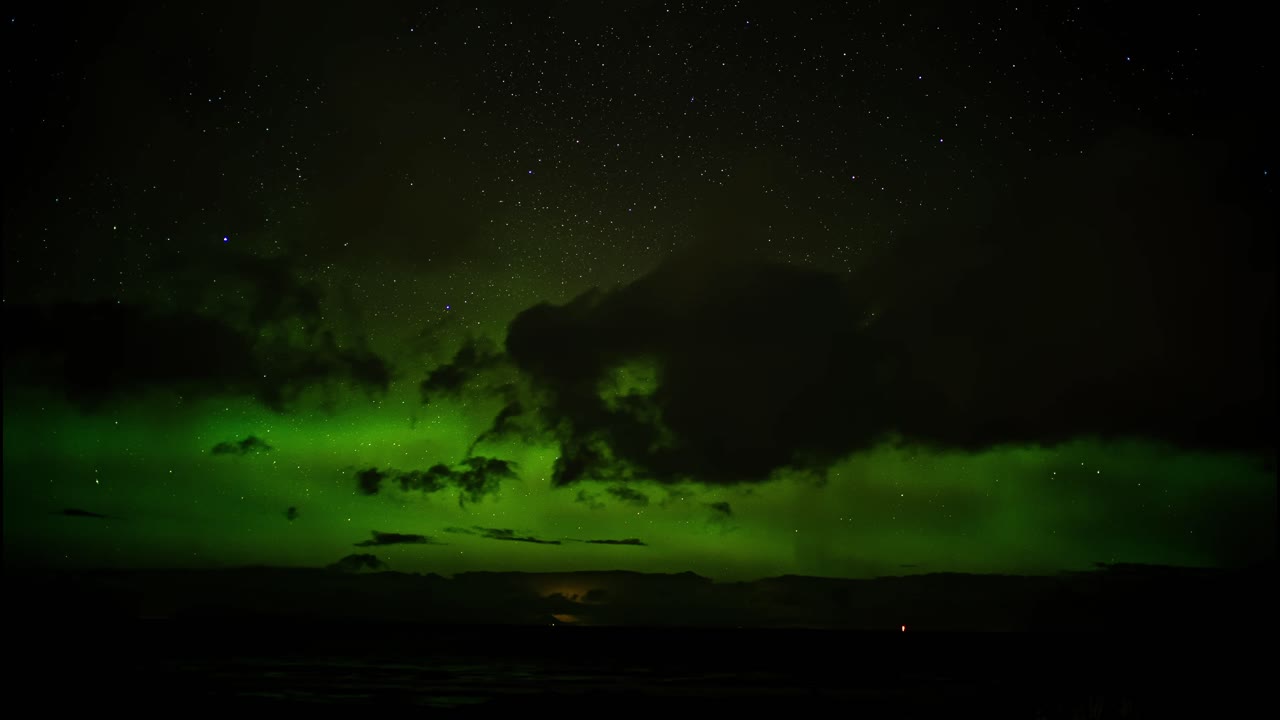 lapso de tiempo de la increíble aurora boreal verde que se muestra por la noche en las tierras altas escocesas