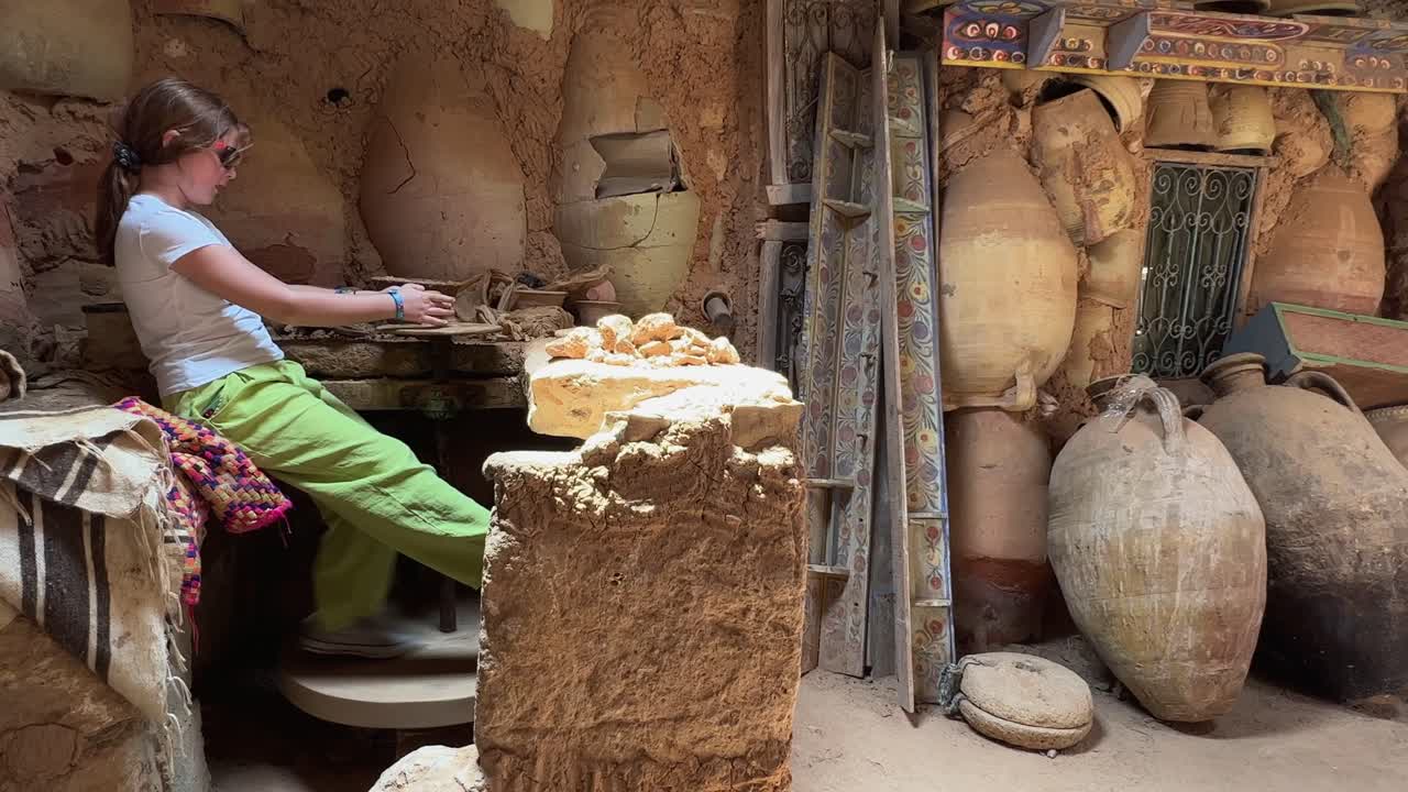 joven aprendiz de alfarero trabajando con arcilla en un taller rural