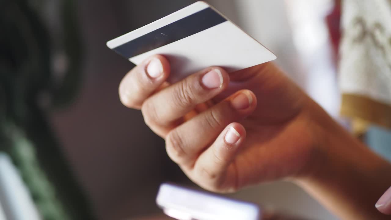 persona titular de una tarjeta de crédito