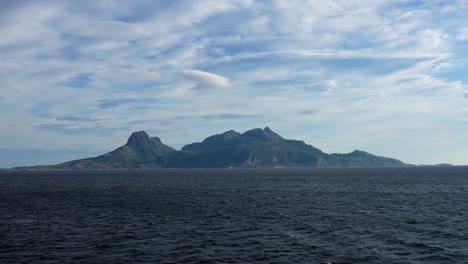 Una-Isla-Montañosa-Se-Ve-Desde-Un-Ferry-Entre-Bodø-Y-Lofoten-En-Noruega