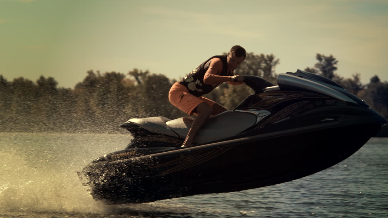 물결 위 에 제트 스키 를 타고 뛰어다니는 라이더