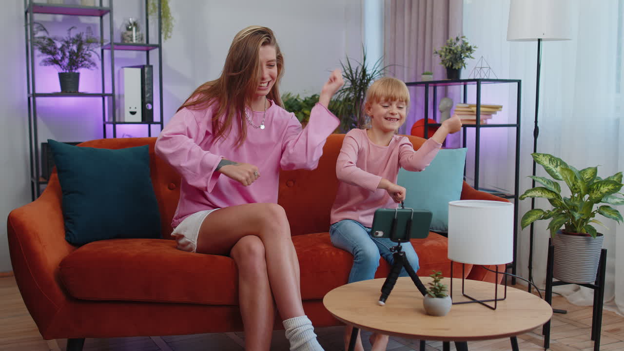 blogger madre e hijo hija escuchando música, bailando, grabando contenido de video en redes sociales