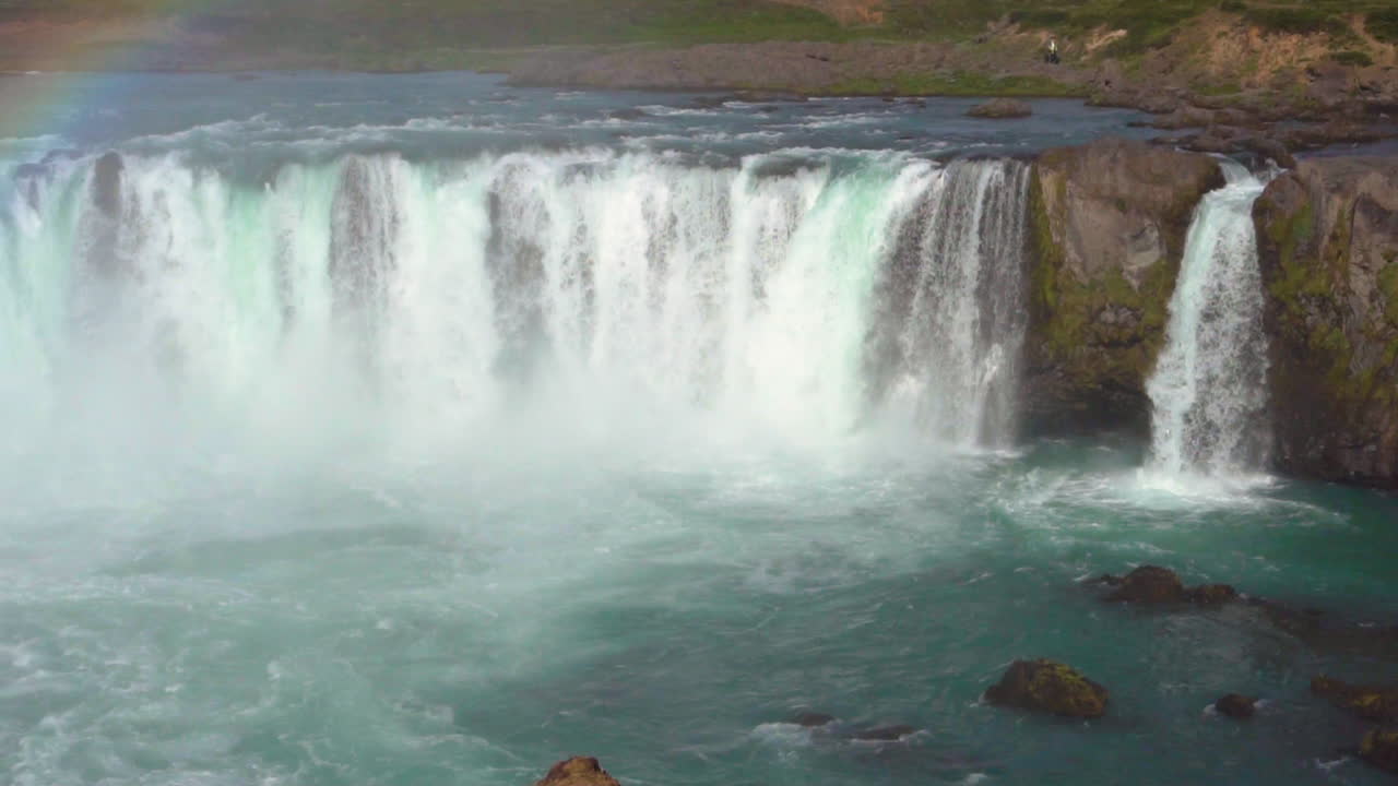 una toma en cámara lenta de la cascada de godafoss en el norte de islandia.