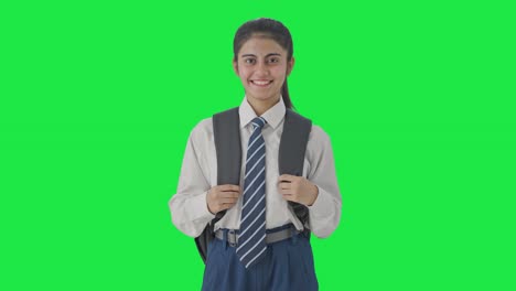 niña de escuela india sonriendo a la cámara pantalla verde