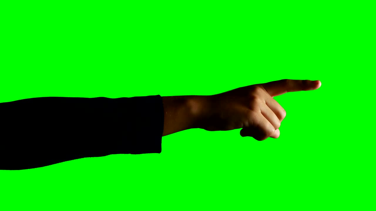 초록색 스크린 배경 에 손 의 제스처 를 하는 사람