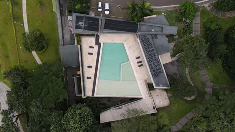 Top-down-aerial-shot-of-a-swimming-pool-on-the-roof-of-a-house,-San-Jose-city