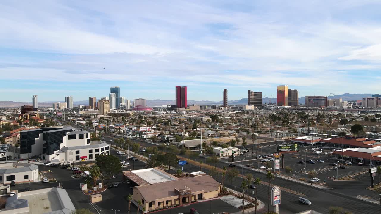 네바다주 라스베이거스의 스트립 위로 솟아오르는 멋진 조감도