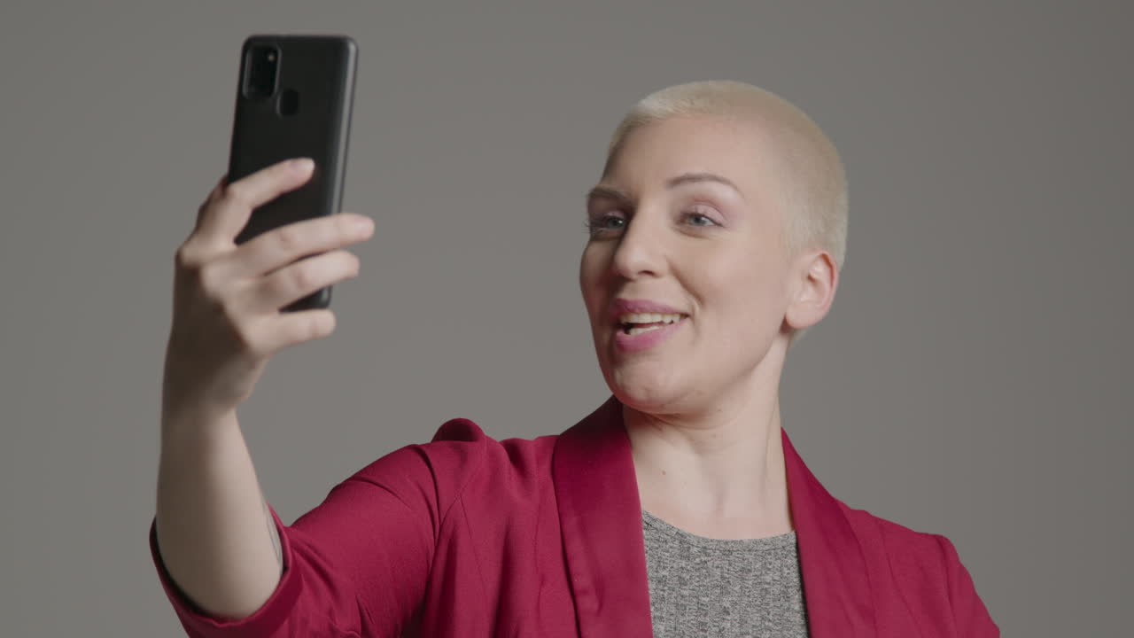 modelo femenino hablando a la cámara frontal en el teléfono inteligente 01