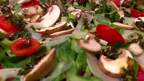 Köstlicher-Pilz-Tomaten-Parmesan-Salat-–-Makroaufnahme