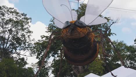 Escultura-De-Mimbre-De-Abeja-Colgando-Sobre-Carpas