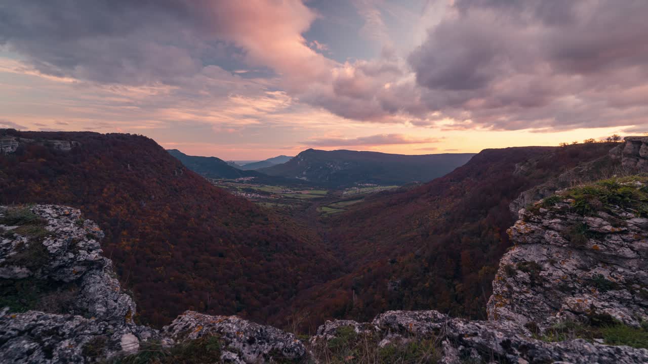 balcón de pilatos punto de vista ubaba en navarra, urbasa timelapse durante la puesta de sol en la temporada de otoño otoño gran valle profundo visto desde un acantilado con hermosas nubes