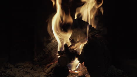 Clip-De-Cierre-De-4k-De-Un-Fuego-De-Leña-Oscuro-Y-Cálido-Que-Arde-Dentro-De-Una-Chimenea-Negra-Rural-Tradicional-En-Una-Casa-De-Invierno