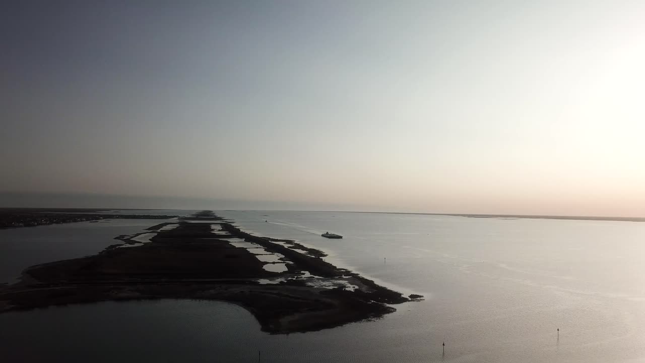 일몰 직전 걸프 인터코스탈 수로를 따라 라구나 마드레아에 있는 섬의 공중 드론 보기