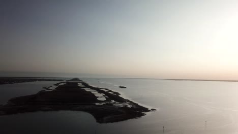 vista aérea de drones de islas en laguna madrea a lo largo de la vía fluvial intercostal del golfo justo antes del atardecer