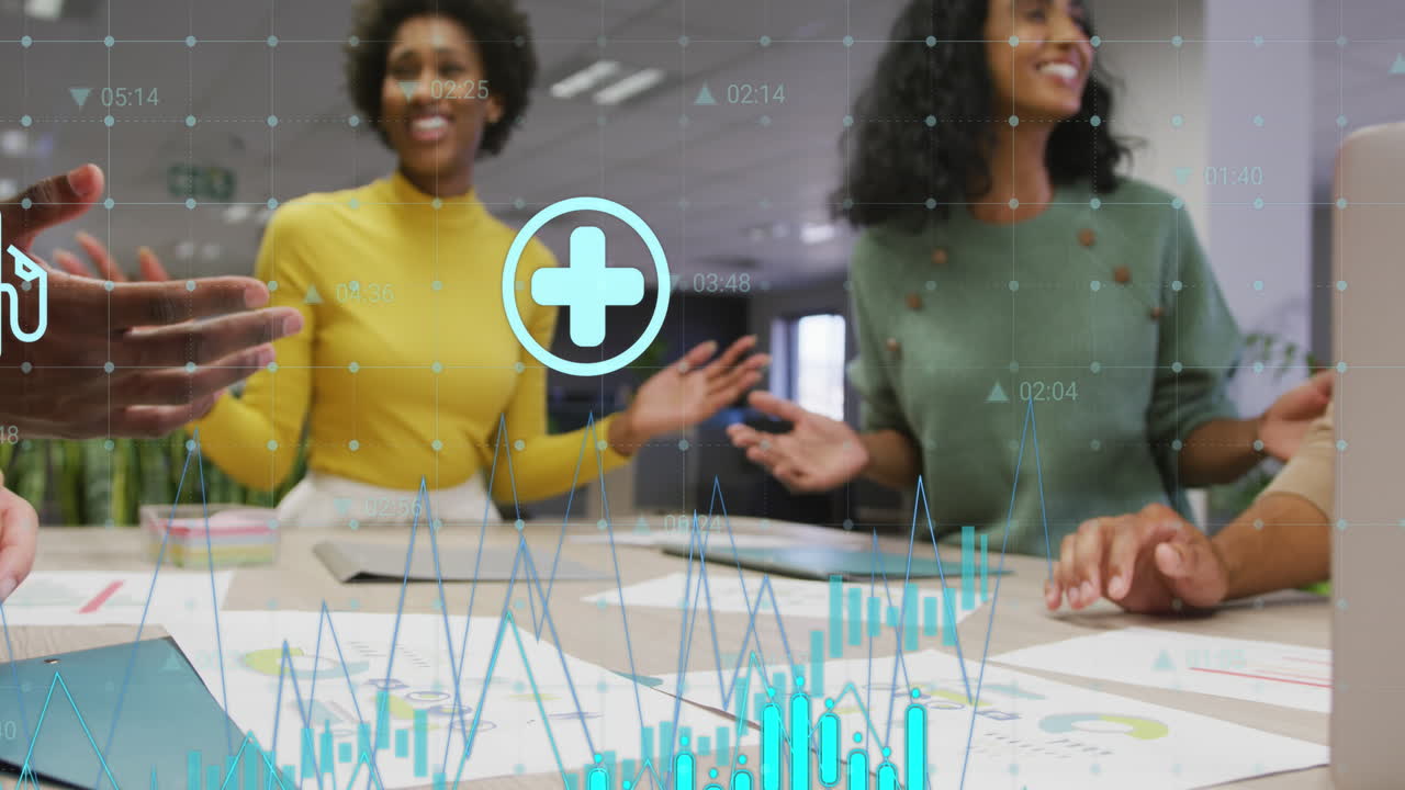 animación de gráficos, números, iconos, diversos compañeros de trabajo discutiendo y poniendo manos juntas