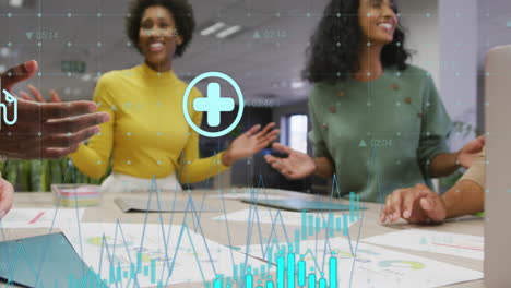 animación de gráficos, números, iconos, diversos compañeros de trabajo discutiendo y poniendo manos juntas