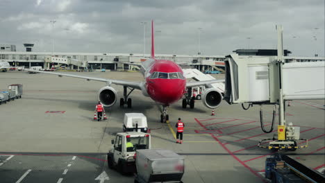 el avión se prepara para el despegue