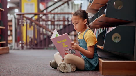 niño leyendo un libro en una biblioteca