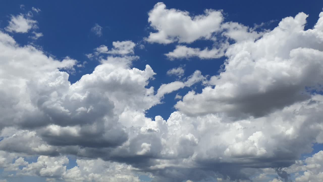 increíble lapso de tiempo de paisaje de nubes ultra suave de larga duración con enormes nubes formándose antes de que comenzara la tormenta y la lluvia en sudáfrica