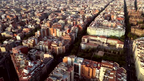 Una-Toma-Aérea-Súper-Gran-Angular-Y-Cinematográfica-De-La-Ciudad-De-Barcelona-Con-La-Sagrada-Familia-En-Medio-De-La-Comunidad-De-Cataluña