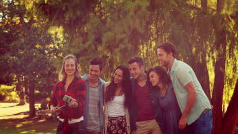 Amigos-Tomándose-Una-Selfie-En-El-Parque