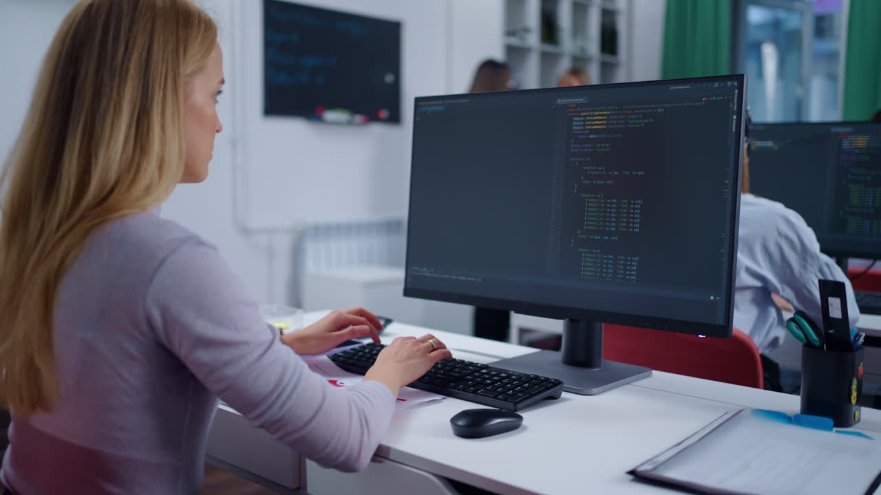 una mujer codificando en una oficina