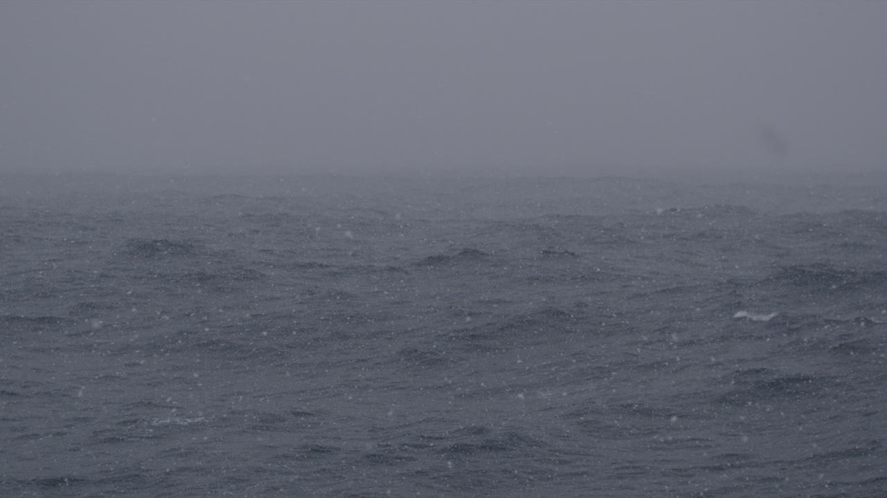 배를 타고 바다를 건너다