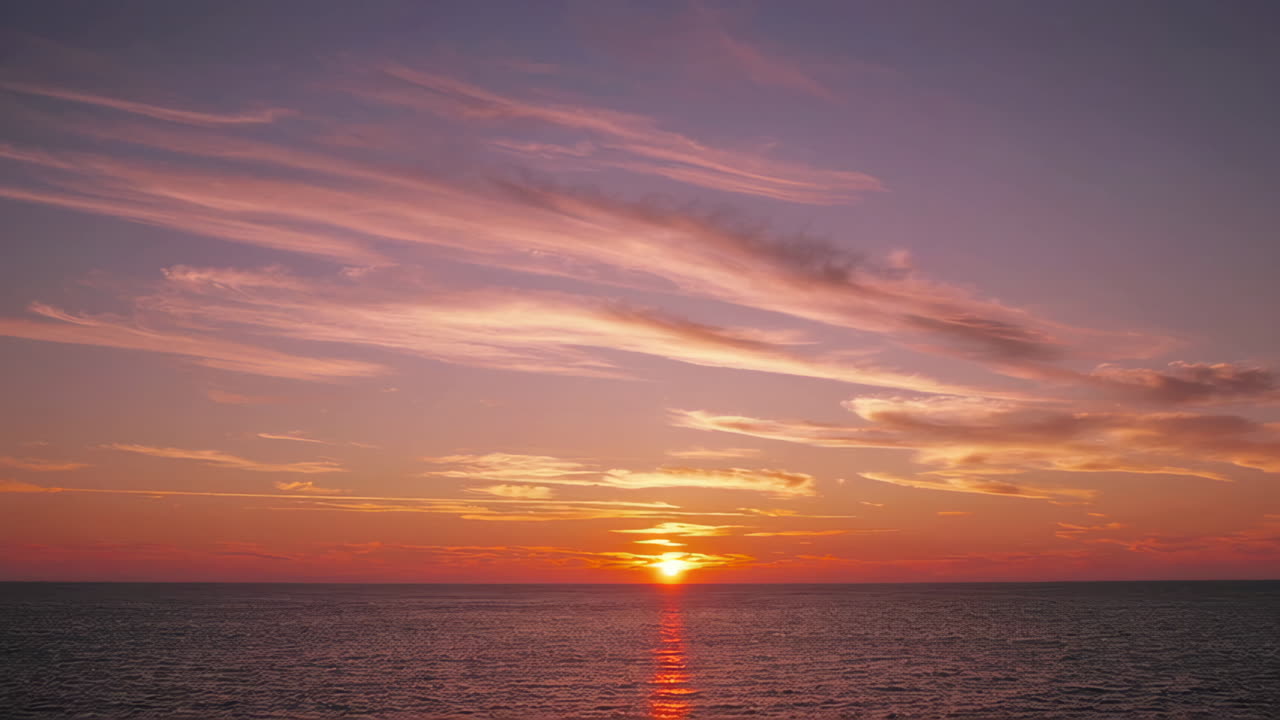 바다 위에 해가 지는 것