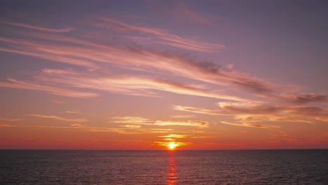 puesta de sol sobre el océano
